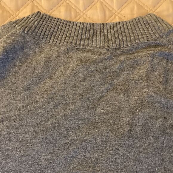 Banana Republic Women’s Sweater with Deep V neck in Gray. Silk/cotton/cashmere. - Picture 4 of 8